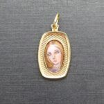 Colgante ovalado oro amarillo 18k con imagen en esmalte a color de virgen