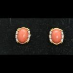 Pendientes oro amarillo 18k forma ovalada depiedra coral con circonitas blancas ,cierre omega