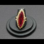 Anillo oro amarillo 18k nº22 forma pico con piedra corinta y circonitas blancas