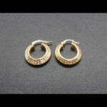 Argollas oro amarillo 18k con dibujos labrados forma Versace