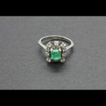 Anillo oro blanco 18k nº 13 con 4 brillantes de 0,04 qt y 6 brill.de 0,02 qt,total 0,28 qt y piedra verde en el centro