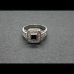 Anillo oro blanco 18k nº 15 con forma cuadrada con piedra azul rodeada de circonitas blancas
