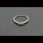 Anillo oro blanco 18k nº 14,5 con brillantes talla baguette de 0,15 qt cada uno,total 0,45 qt