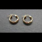 Argollas oro marillo 18k pequeños con forma rizada