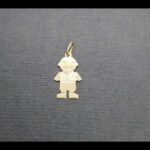 Colgante oro amarillo 18k con forma de niño