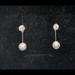 Pendientes oro blanco 18k semilargos con circonitas, cierre tipo mariposa