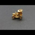 Colgante oro amarillo 18k con forma de coche antiguo