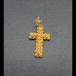 Cruz vintage oro amarillo 18k con relieve floral en filigrana