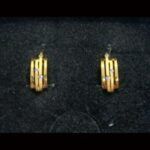 Pendientes oro amarillo 18k con forma rectangular abiertos con circonitas ,cierre tipo omega
