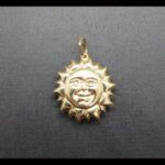 Colgante oro amarillo 18k con forma de sol con cara en mate y brillo