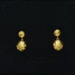 Pendientes oro amarillo 18k semilargos con forma de bola labrados ,cierre tipo mariposa