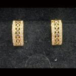 Pendientes oro amarillo 18k rectangulares con circonitas blancas y azules,cierre tipo omega