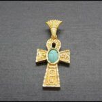 Colgante cruz egipcia oro amarillo 18k con escarabajo tallado en turquesa