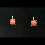 Pendientes oro amarillo 18k con piedra roja, cierre de gancho cerrado