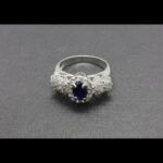 Anillo oro blanco 18k con circonitas blancas y piedra azul en el centro nº 18,5