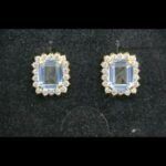 Pendientes oro amarillo 18k con piedra cuadrada rodeada de circonitas cierre tipo omega