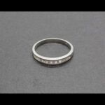 Anillo oro blanco 18k con diez brillantes de 0,03qte total 0,3qtes engarzados en carril nº 17