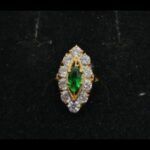 Anillo oro amarillo 18k forma pico con piedra color verde y circonitas blancas