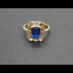 Anillo oro amarillo 18k con piedra azul con forma cuadrada rodeada de circonitas nº 18