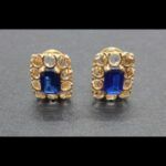 Pendientes oro amarillo 18k con piedra cuadrada azul rodeada de circonitas cierre tipo omega