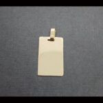 Colgante oro amarillo 18k con forma rectangular para grabar