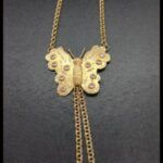 Manita oro amarillo 18k con forma de mariposa con circonitas rosas