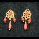 Pendientes oro amarillo 18k labrados con carita y piñones de coral cierre tipo omega