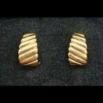 Pendientes oro amarillo 18k con rayas, cierre tipo omega
