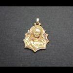 Medalla oro amarillo 18k de la virgen niña