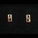Pendientes oro amarillo 18k con forma rectangular decorados con circonitas, cierre tipo catalán