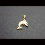 Colgante oro amarillo 18k con forma de delfin