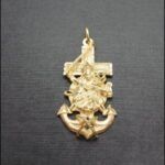 Colgante oro amarillo 18k, forma de ancla con la virgen del Carmen
