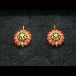 Pendientes oro amarillo 18k semilargos labrados con bolitas rojas