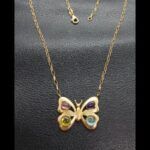 Cadena oro amarillo 18k con colgante forma de mariposa con piedras de distintos colores 45 cm