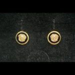 Pendientes oro amarillo 18k estilo Versace con forma de botón, cierre tipo mariposa