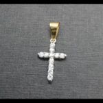 Cruz oro blanco 18k con la cogida en oro amarillo cuajada de circonitas