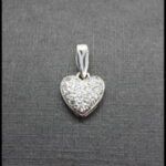 Colgante oro blanco 18k con forma de corazón cuajado de circonitas
