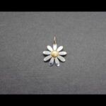 Colgante oro blanco y amarillo 18k con forma de margarita