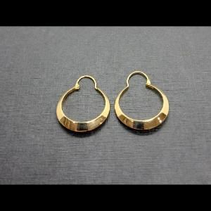 Argollas oro amarillo 18k lisas con la forma más ancha por abajo