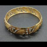 Pulsera oro amarillo 18k con forma de aro labrada con dibujos de hojas
