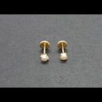 Pendientes bebe oro amarillo 18 qt con perla blanca; cierre de rosca