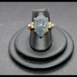 Anillo oro amarillo 18 qt nº 13 con piedra cuarzo azul y puntas de brillantes