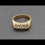 Sortija tresillo oro amarillo 18 qt con 3 brillantes de 0,25 qt;total 0,75 qtes