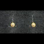 Pendientes pequeños oro amarillo 18 qt con circonita blanca;cierre a presión