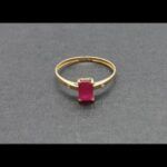 Anillo oro amarillo 18 qt nº 13 con piedra rosa forma rectangular y puntas de brillantes