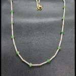 Cadena oro blanco con detalles en oro amarillo 18k decorada con piedras verdes 44,5 cm