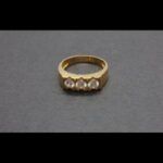 Anillo tresillo oro amarillo 18 qt nº 25 con circonitas blancas