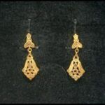 Pendientes oro amarillo 18k semilargos labrados cierre tipo catalan