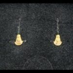 Pendientes oro amarillo 18k pequeños de la virgen del Rocio, cierre tipo rosca