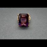 Anillo oro amarillo 18k con piedra rectangular de color lila nº12